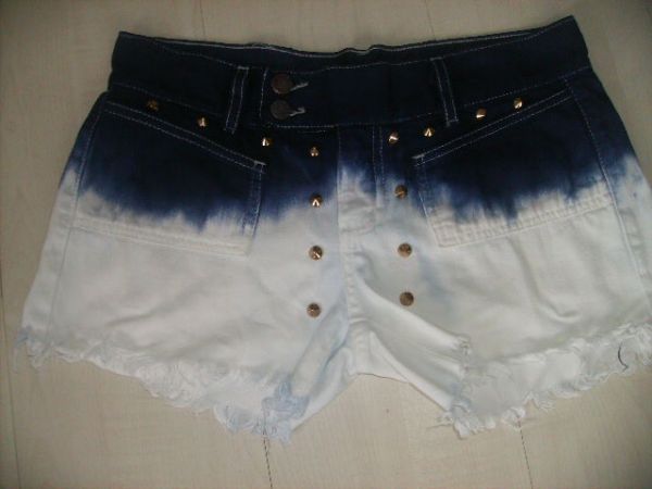 Shorts azul e branco com spikers dourados,tamanho 40