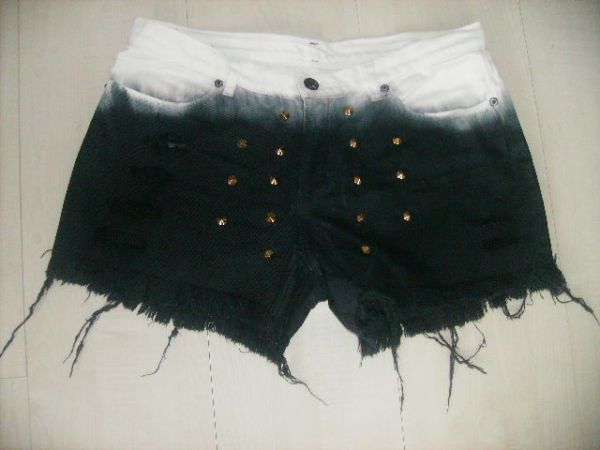 shorts preto e branco com spikers dourados. Tamanho 40