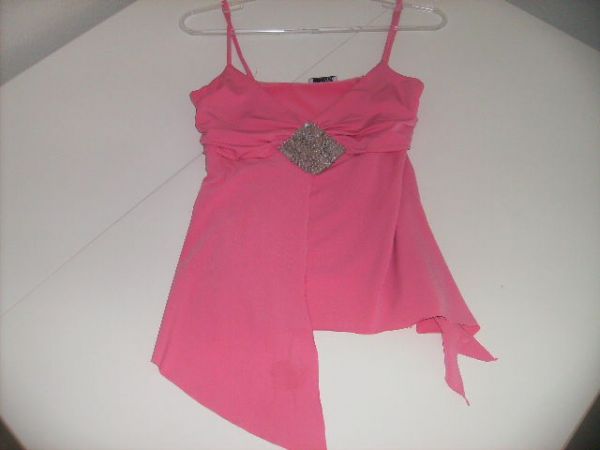 Blusa de alça pink com aplicação em lantejolas