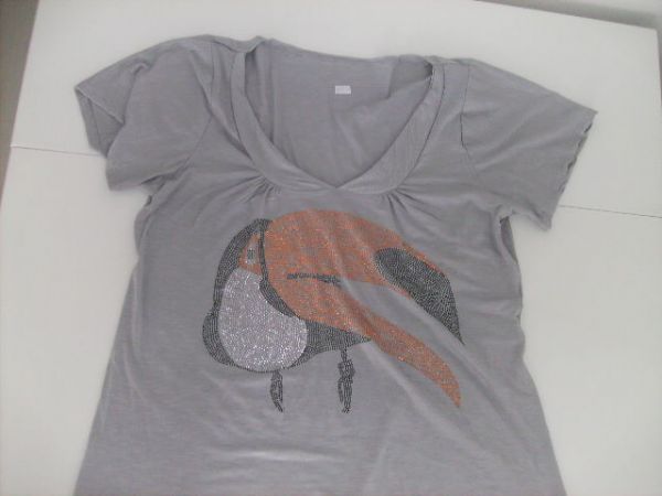 BLUSA VISCOLYCRA CINZA COM TUCANO EM STRASS